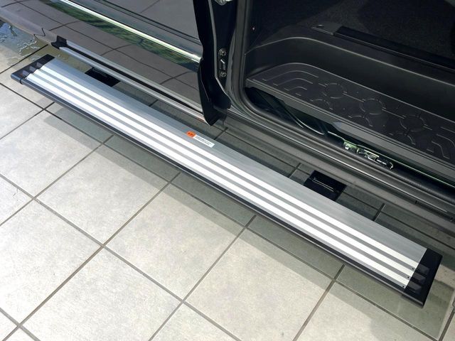 【電動サイドステップ】車高の高いお車でも、これがあれば小さいお子様の乗り降りも楽々♪スライドドアと連動して作動する為、煩わしい操作は不要です！