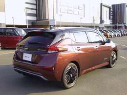 ボディカラーも人気の特別色　バーガンディーパールメタリック/スーパブラック　のツートンカラーです