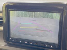 【バックカメラ】駐車時に後方がリアルタイム映像で確認できます。大型商業施設や立体駐車場での駐車時や、夜間のバック時に大活躍！運転スキルに関わらず、今や必須となった装備のひとつです！