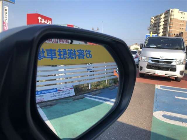 隣車線を走る車両をレーダーで検知し、ドアミラーでは確認しにくい後側方エリアに存在する車両に加え、急接近してくる車両も検知します。車両を検知するとドアミラーに搭載されたLEDインジケーターが点灯します。