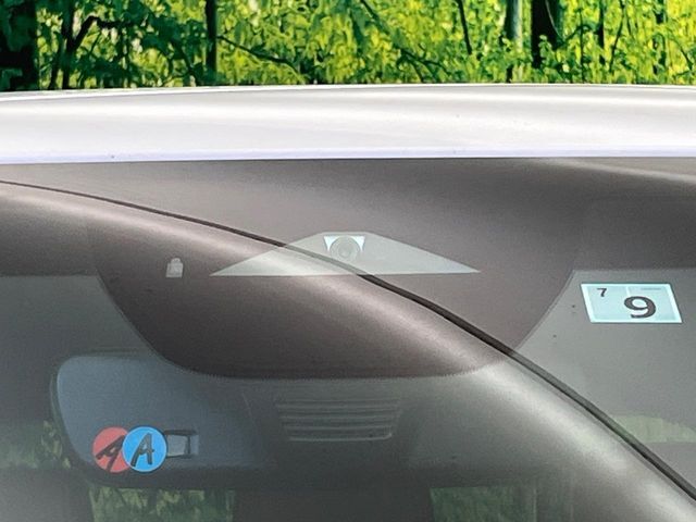 【スマートブレーキサポート】走行中に前方の車両等を認識し、衝突しそうな時は警報とブレーキで衝突回避と被害軽減をアシスト。より安全にドライブをお楽しみいただけます。