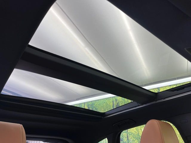 【サンルーフ】開放感たっぷりの希少装備、サンルーフが装着されています！車内に明かりを取り入れたり景色を楽しむ以外にも、車内の空気も簡単に換気できて快適です！