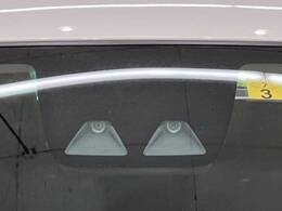【スマートアシスト】走行中に前方の車両等を認識し、衝突しそうな時は警報とブレーキで衝突回避と被害軽減をアシスト。より安全にドライブをお楽しみいただけます。