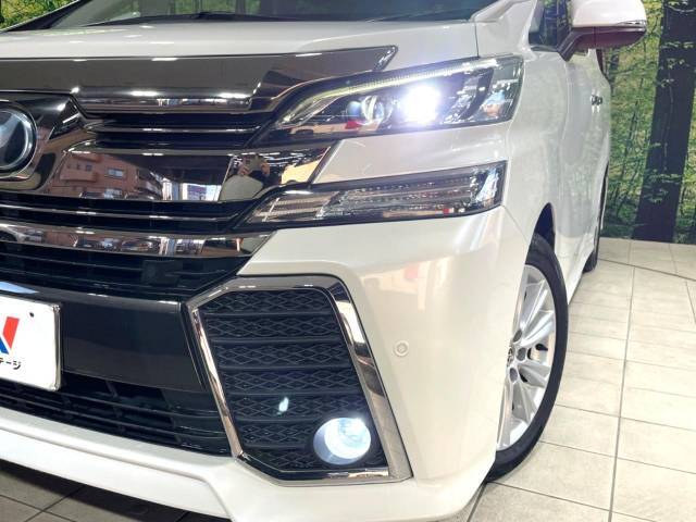 【LEDヘッドライト】悪天候や夜間走行時も良好な視界を確保し安心して運転できる高輝度LEDヘッドライトを装備！点灯速度が早く、消費電力も抑えられています。