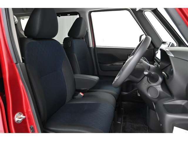 運転席/助手席です。　ベンチ風シートでゆったり座れます。◆前席アームレスト 装備