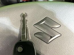 【キーレス】少し離れた場所からでもボタン一つでドアの開錠・施錠ができるのでとっても便利！ドアの鍵穴周りに傷をつけることもありません♪