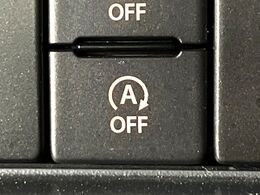 【アイドリングストップ】赤信号や渋滞で停車した際にエンジンを停止し、無駄な燃料の消費を抑えます。燃費向上や環境保護につなげる機能♪エンジンはブレーキを離せば再始動します。