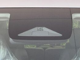 【ホンダセンシング】走行中に前方の車両等を認識し、衝突しそうな時は警報とブレーキで衝突回避と被害軽減をアシスト。より安全にドライブをお楽しみいただけます。