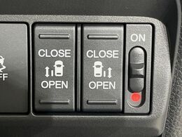 【両側パワースライドドア】スマートキーや運転席のスイッチで後席両側スライドドアの開閉が可能♪電動だから力を入れてドアを開ける必要が無く、小さなお子様でも簡単に開け閉めでき快適です♪