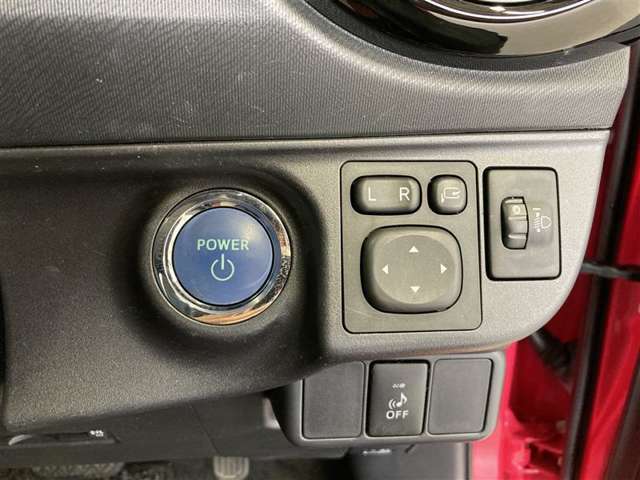 プッシュスタートならキーを持ったあとはブレーキを踏んだ状態でボタンを押すだけで、カバンやポケットに入れていてもエンジンスタート！便利な機能です。