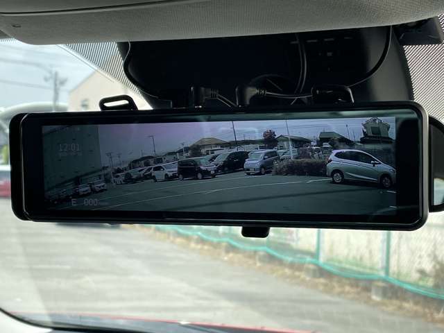 ◆【デジタルインナーミラー】車両後方カメラの映像をルームミラーに映すことが出来ます。 そのため、後席に人や荷物があって後方が見えづらい場合でもしっかり視界を確保することが出来ます。