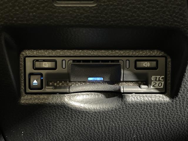 【ETC2.0（DSRC）】ETCカードを挿入すれば料金所はノンストップで通過できます。ETC限定の割引や、高速道路の情報提供サービスを利用できます。