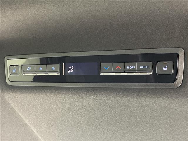 【後部座席操作部】『後部座席周辺の装備』の画像になります。写真の内容に関してご不明点、ご質問等がございましたらお気軽にガリバー店舗までお問い合わせください。