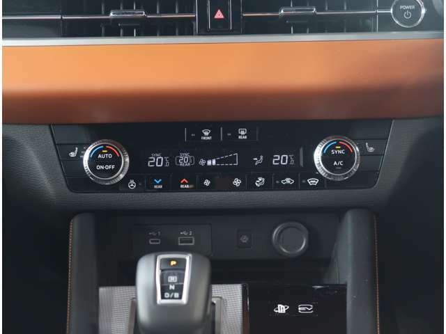 運転席・助手席・セカンドシートの3ゾーンで温度の独立調整が出来るフルオートエアコンです。
