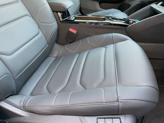 運転席（シート）：大きなシミ・汚れ・ほつれは発見できませんでした。