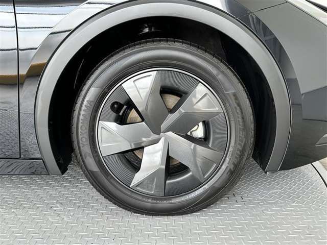山道のコーナリングや荒れた路面でも、安定した乗り心地を実現するサスペンションです。スピードの出しすぎには注意！