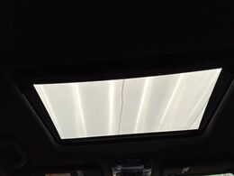 【サンルーフ】開放感たっぷりの希少装備、サンルーフが装着されています！車内に明かりを取り入れたり景色を楽しむ以外にも、車内の空気も簡単に換気できて快適です！