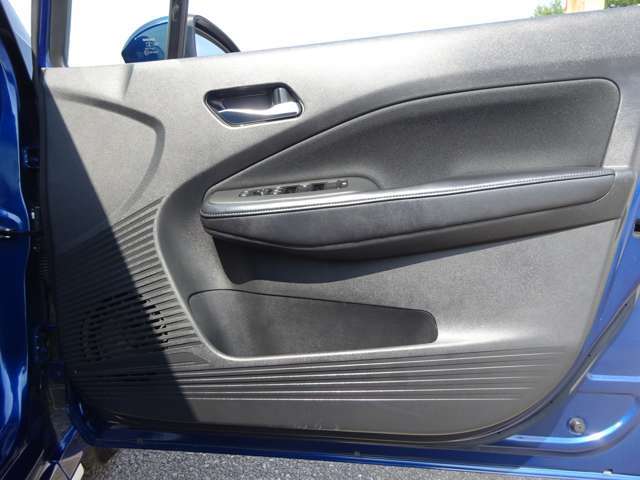 ◇運転席扉　内側部分になります◇【パワーウィンドウ】窓の開け閉め楽々！少し換気したいな～なんて時にササッと操作できますね♪