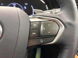【レーダークルーズコントロール】高速道路での長距離走行が楽に！！自動で速度を保つクルーズコントロールが、衝突軽減システムと連携し、前方の車両を感知して車間を保つように速度調節してくれます！！