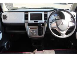 インパネはシンプルなデザイン。各操作スイッチなども使いやすい位置に配置されていますよ。