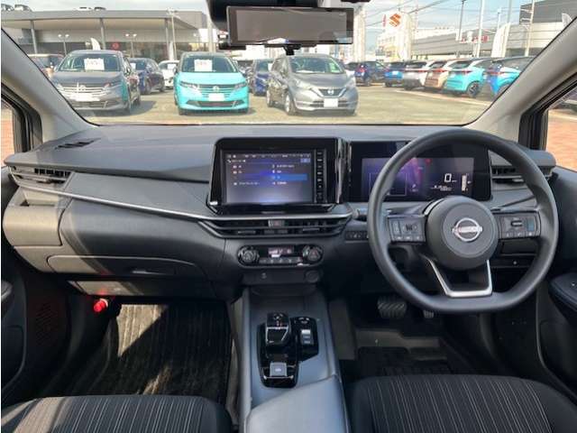 ドライバーのかたと助手席のかたが座るシートです。実際お座りいただくのが、Iいと思います。お気軽にご来店ください！