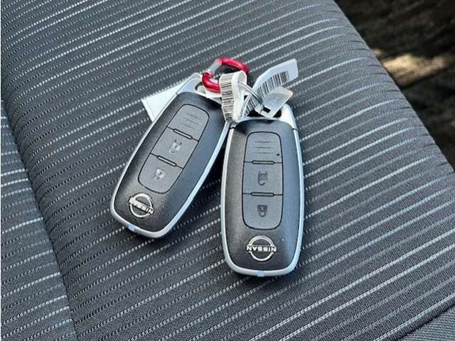 インテリジェントキー　持っていればドアノブのボタンを押せば施錠や施錠を解除　エンジンスタートボタンを押せばエンジンスタートといちいちポケット（鞄からキーを出さなくても良いんです）