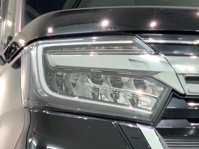 LEDヘッドライトは、点灯の瞬間から最大光量を発揮し、突然暗くなるトンネルなどでの安定感を高めます。