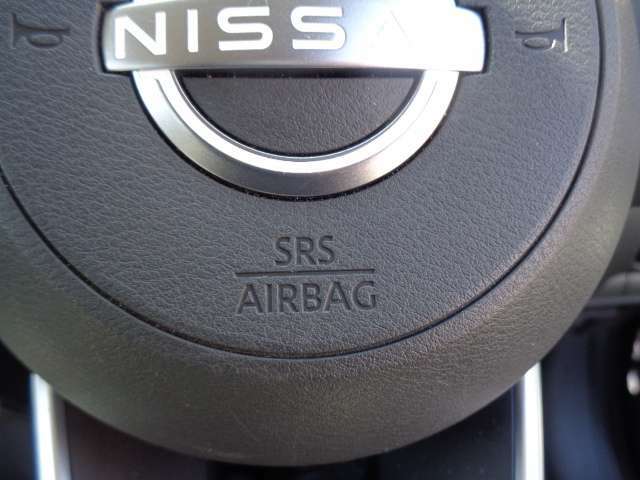 運転席側のエアバッグです