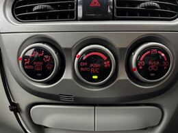 【オートエアコン】一度お好みの温度に設定すれば、車内の温度を検知し風量や温度を自動で調整。暑い…寒い…と何度もスイッチ操作をする必要はありません。快適な車内空間には必須の機能ですね♪