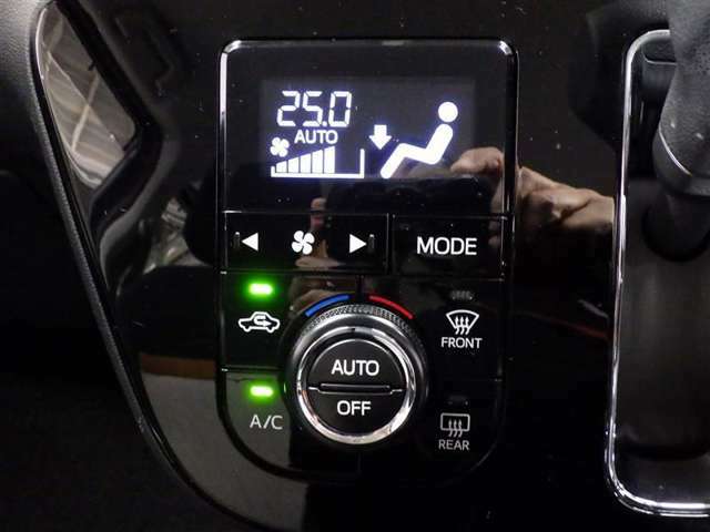 プッシュ式オートエアコン。自動で風量を調整してくれ車内を快適に保ってくれます♪