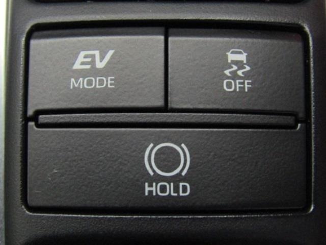EVモード付きです。スイッチを押すだけで、モーターのみの静かな走行が可能になります。エンジン音が気になる早朝や深夜、排出ガスを抑えたいガレージへの出し入れ時などに便利ですね！