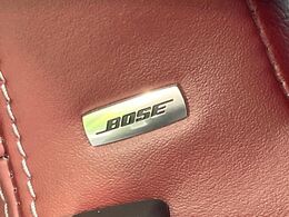 【BOSEサウンドシステム】メーカーオプションの高品位サウンドシステムを搭載。専用のチューニングが施された大小様々なスピーカーから良質なサウンドが奏でられ、臨場感あふれる音響空間を演出します。
