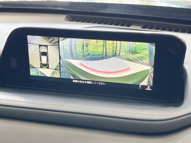 【マルチテレインモニター】車のフロントやサイドのカメラ画像を同時にモニター表示することで、悪路や狭い道を走行時でも周囲の状況確認ができ安心！本格SUVにうれしい装備です♪