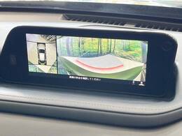 【マルチテレインモニター】車のフロントやサイドのカメラ画像を同時にモニター表示することで、悪路や狭い道を走行時でも周囲の状況確認ができ安心！本格SUVにうれしい装備です♪