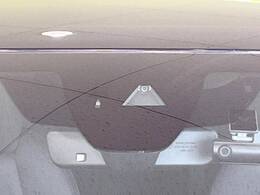 【i-ACTIVESENSE】走行中に前方の車両等を認識し、衝突しそうな時は警報とブレーキで衝突回避と被害軽減をアシスト。より安全にドライブをお楽しみいただけます。