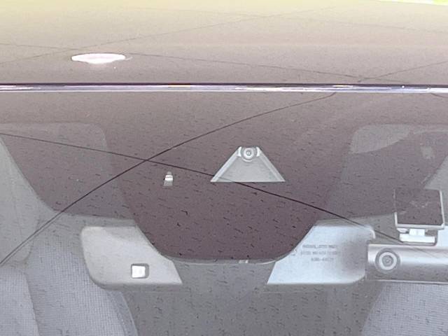 【i-ACTIVESENSE】走行中に前方の車両等を認識し、衝突しそうな時は警報とブレーキで衝突回避と被害軽減をアシスト。より安全にドライブをお楽しみいただけます。