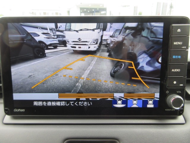 ナビ装着用スペシャルパッケージ(3視点切替えリアワイドカメラ)またパーキングセンサーにより音と表示で障害物の接近をお知らせします。