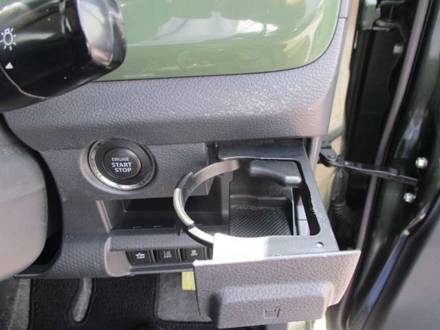 運転席で使用できる収納式ドリンクホルダーです。