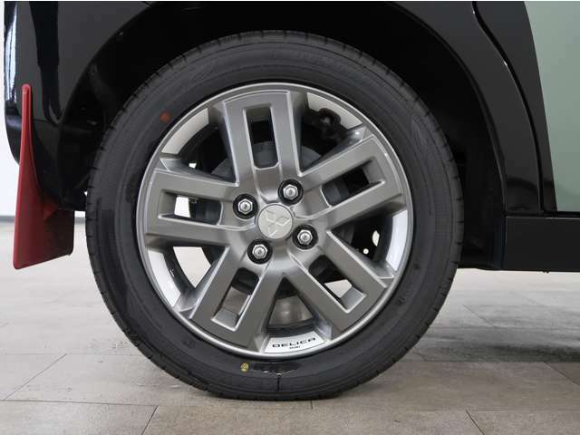 タイヤサイズは、165/60R15　純正アルミホイール