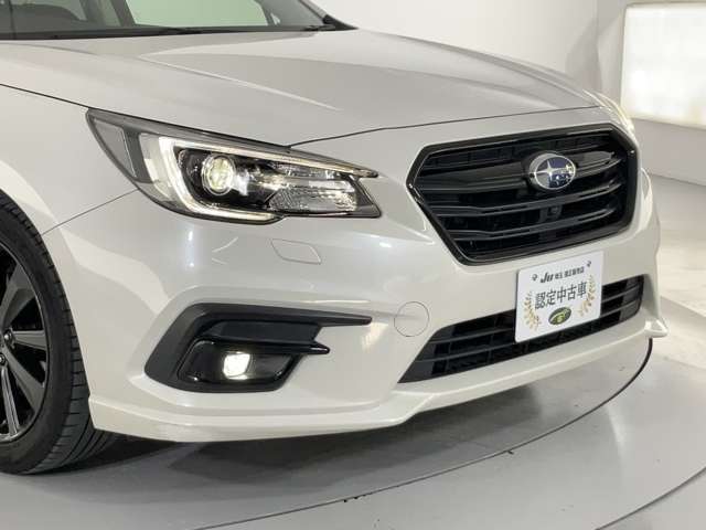 当店では仕入れた車両を撮影スタジオ完備の商品管理センターにて室内クリーニングや外装の磨き施工等、徹底した商品車仕上げを行っております。