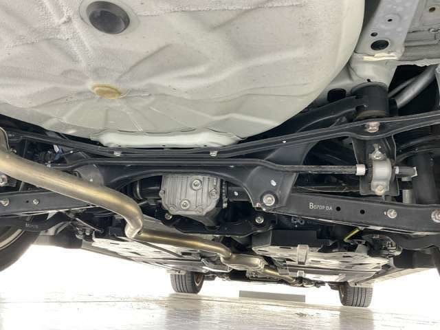 中古車だと気になる足廻り＆下廻り・・・ご覧の通り状態良好◎沿岸部や降雪地にお住まいのお客様もご安心ください♪