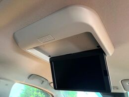 【フリップダウン】大画面モニターで後席でもエンタメをお楽しみいただけます。家族や友人とお出かけする機会が多い方に大人気です♪