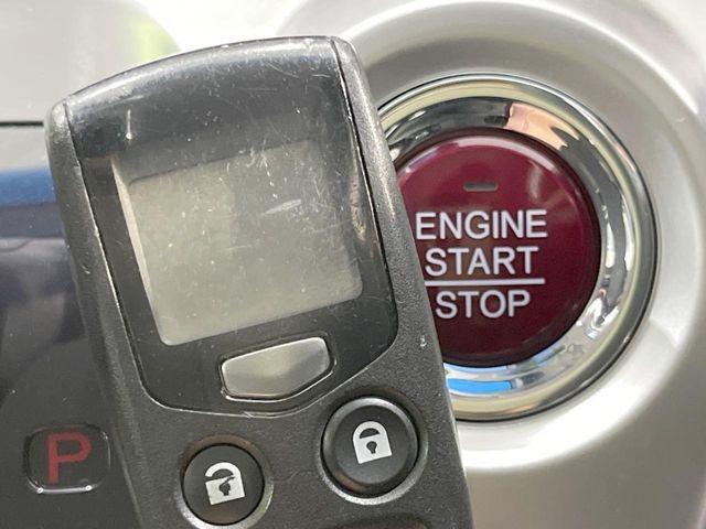 【エンジンスターター】離れた場所からでもリモコンでエンジン始動が可能。乗車前始動で夏場＆冬場に大活躍！