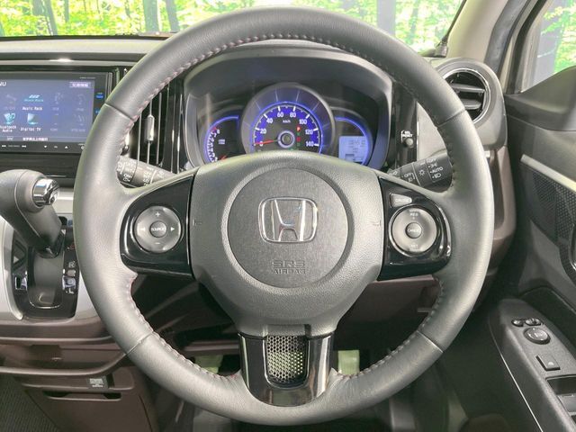 【純正革巻きステアリング】上質な革を使用することで、手にしっかり馴染みとても運転しやすいハンドルです♪
