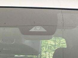 【インテリジェントエマージェンシーブレーキ】フロントカメラで前方の車両や歩行者を検知。衝突しそうな時は衝突被害軽減ブレーキが作動、衝突回避をサポート。より安全にドライブをお楽しみいただけます。