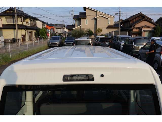 雹被害による凹みが複数あります（マスキングテープ部）※塗装にキズは付いていません