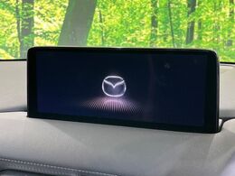 【10.25インチマツダコネクト】車内の雰囲気にマッチした大型ディスプレイ。スマホ接続でのナビ使用やBluetooth再生等、様々な機能が楽しめます。直感的なダイヤル操作が可能で、使い勝手も良好です。