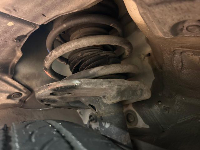 お車を安心してお乗りいただく為には、足回りの定期点検が欠かせません。サービスサポート（有償保証）では無料点検もご提供しており、安心のカーライフをお過ごしいただけるサポート体制が整っています。