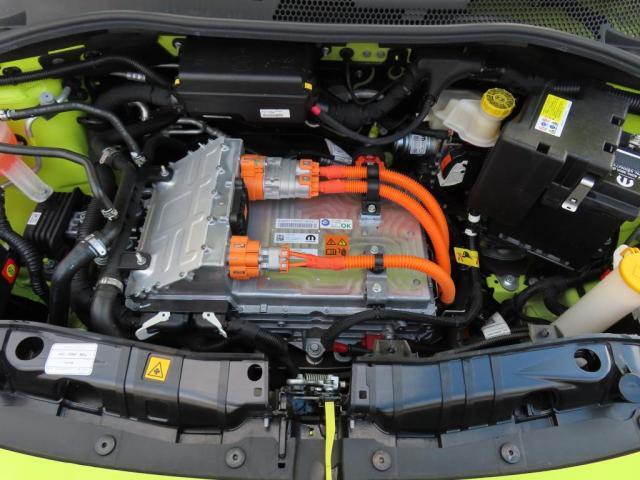 出力：114kW/155ps　トルク：235Nm0-100km/hは、695の6.7秒に迫る7　秒20-40km/h　40-60km/hでは、695より約1秒早いタイムを記録してます
