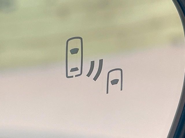 【ブラインドスポットモニター】走行中、ドアミラーの死角になりやすい箇所に後続車が接近するとサイドミラーのレンズに警告を表示！ドライバーに注意喚起をしてくれます。